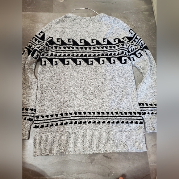 Roots Heathered Gray and Black Aztec Patterned Long Sleeve Sweater. M. - Picture 8 of 9